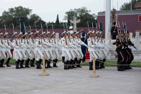 peking-inszeniert-macht-mit-neuer-rüstung